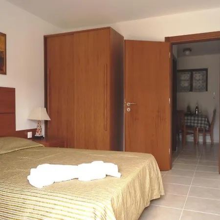 Elina Apartahotel